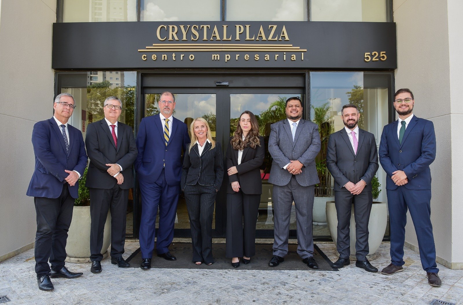 Equipe da Porto Inglese Molina Chierighini em frente ao escritório de Sorocaba